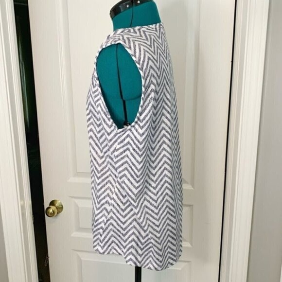 Athleta Chevron Print Athletic Gym Muscle Sleeveless Lightweight Workout Tee - Picture 3 of 9